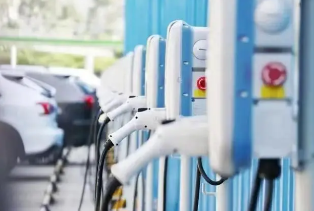 新能源汽車賽道上演“中國速度”：連續(xù)七年全球產(chǎn)銷第一，核心技術(shù)不斷突破